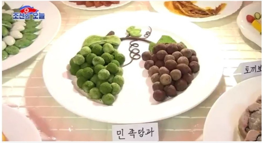 Nghi thức cúi lạy, thể hiện sự kính trọng của người trẻ dành cho những người lớn tuổi trong gia đình trong ngày tết ở Hàn Quốc. Ảnh: Chụp màn hình KOREA.NET