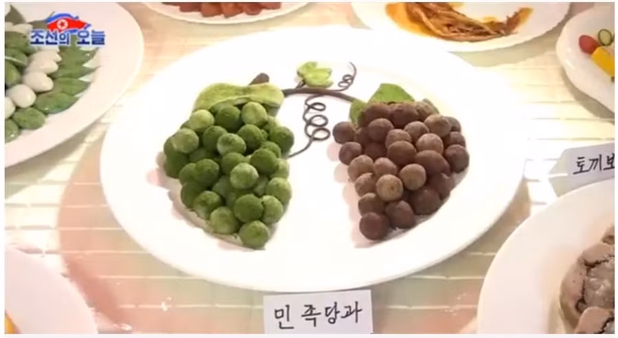 Nghi thức cúi lạy, thể hiện sự kính trọng của người trẻ dành cho những người lớn tuổi trong gia đình trong ngày tết ở Hàn Quốc. Ảnh: Chụp màn hình KOREA.NET