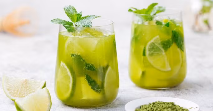 Trà trái cây pha từ trà xanh, chanh, nước dừa giúp giải rượu tốt. Ảnh minh họa từ Internet