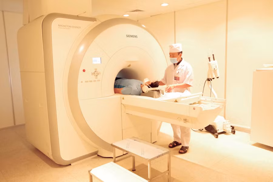 Chụp MRI giúp bác sĩ chẩn đoán bệnh chính xác. Ảnh: Khánh Phong