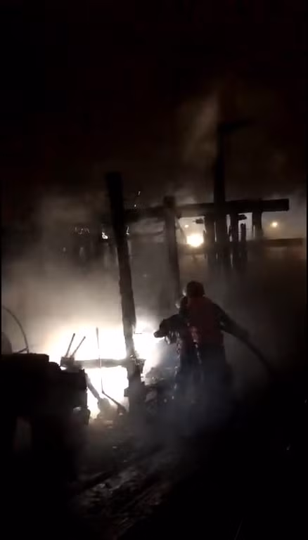 Đến 23 giờ 30 phút, lực lượng chữa cháy khống chế được ngọn lửa. Ảnh: Nguyễn Tú