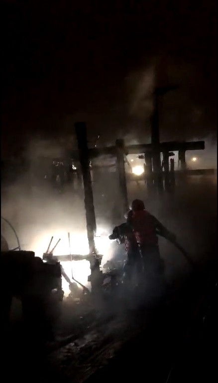 Đến 23 giờ 30 phút, lực lượng chữa cháy khống chế được ngọn lửa. Ảnh: Nguyễn Tú Đến 23 giờ 30 phút, lực lượng chữa cháy khống chế được ngọn lửa. Ảnh: Nguyễn Tú