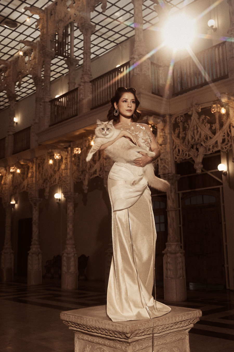 Chi Pu khoác lên mình 3 trang phục khác nhau. Đầu tiên là váy dạ hội trắng phối ren, phần thân trên được đính kết những cánh bướm trắng và pha lê cùng điểm nhấn ở hông giúp người đẹp trông quý phái Chi Pu khoác lên mình 3 trang phục khác nhau. Đầu tiên là váy dạ hội trắng phối ren, phần thân trên được đính kết những cánh bướm trắng và pha lê cùng điểm nhấn ở hông giúp người đẹp trông quý phái