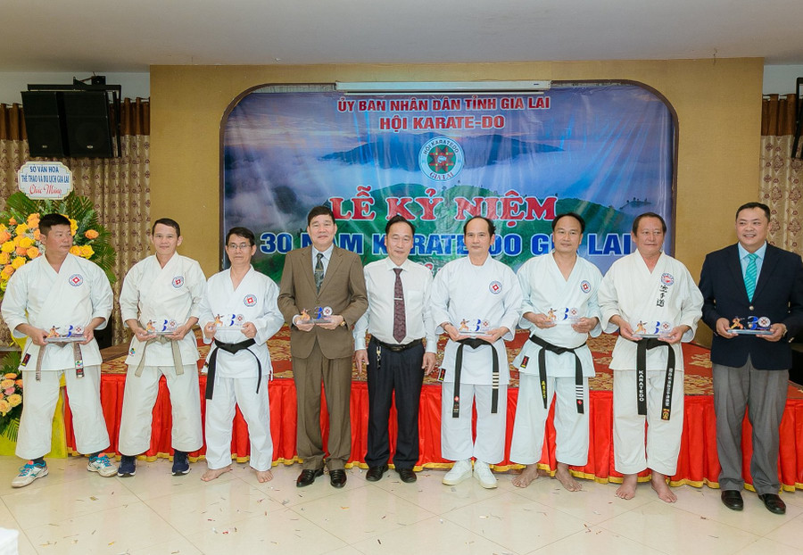 Ông Lợi (thứ 5 bên phải sang) chụp ảnh lưu niệm tại lễ kỷ niệm 30 năm Karate Gia Lai. Ảnh: Nguyễn Tú