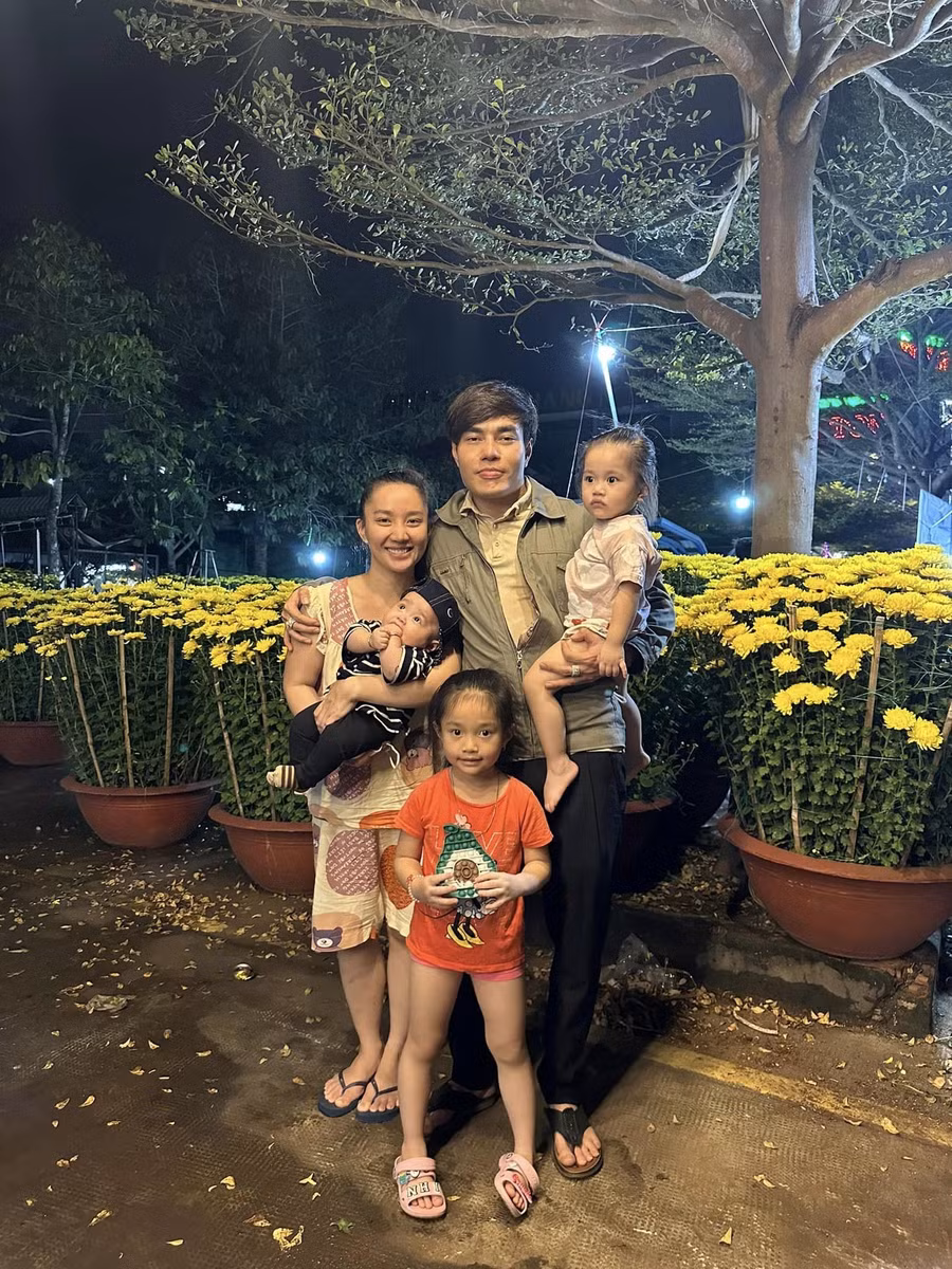 Lê Dương Bảo Lâm dành cả ngày để đưa vợ con đi chơi dịp cuối năm: “Về đón giao thừa thôi, nguyên 1 ngày cùng vợ con thân yêu. Chúc bà con mình năm mới vui vẻ“. Ảnh: Facebook nhân vật
