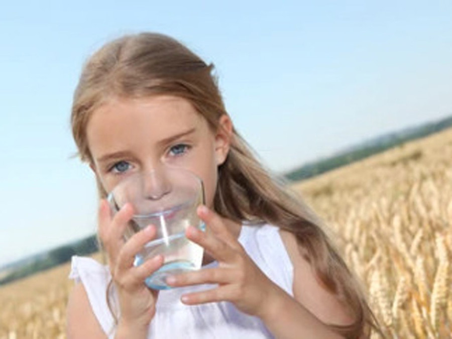 Ngoài việc nên uống bao nhiêu nước, y học cổ truyền còn có các khuyến nghị về nhiệt độ phù hợp của nước tùy vào từng trường hợp. Ảnh: Shutterstock Ngoài việc nên uống bao nhiêu nước, y học cổ truyền còn có các khuyến nghị về nhiệt độ phù hợp của nước tùy vào từng trường hợp. Ảnh: Shutterstock