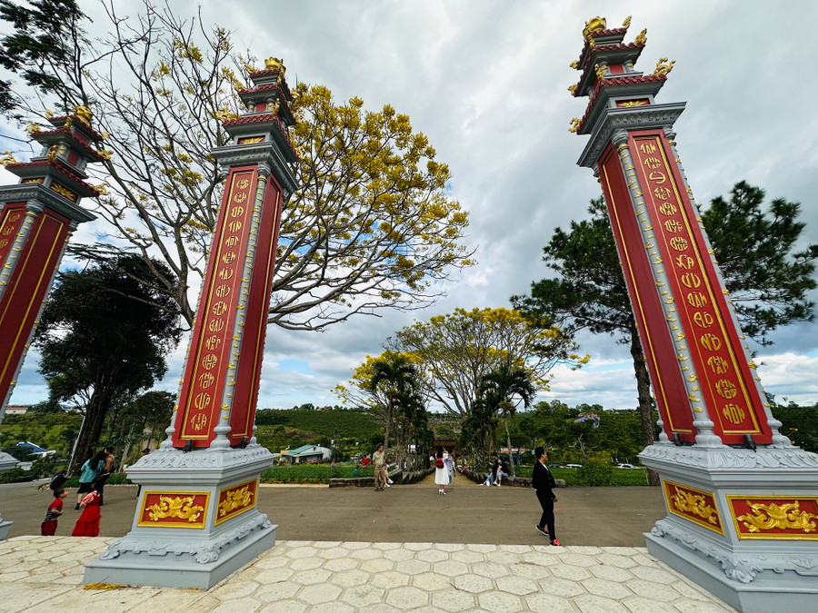 Từ tháng 12 đến tháng 4, tại Tu viện Bát Nhã có mùa hoa vàng đẹp rực rỡ. Ảnh: Đình Sơn Từ tháng 12 đến tháng 4, tại Tu viện Bát Nhã có mùa hoa vàng đẹp rực rỡ. Ảnh: Đình Sơn