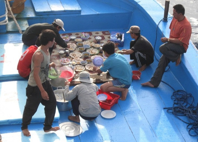 Ngư dân Bình Định chuẩn bị mâm cúng giao thừa trong chuyến đánh bắt trên biển Ngư dân Bình Định chuẩn bị mâm cúng giao thừa trong chuyến đánh bắt trên biển