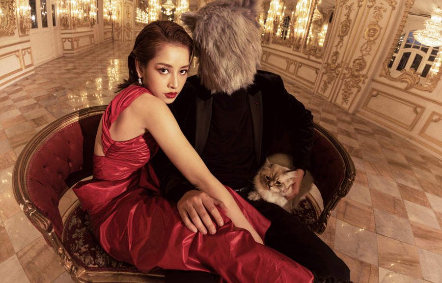 Bên cạnh Chi Pu còn có một người đàn ông giấu mặt và nhiều chú mèo đáng yêu tạo nên một gia đình mèo, mà theo Ben Phạm thì Chi Pu chính là "nóc nhà" Bên cạnh Chi Pu còn có một người đàn ông giấu mặt và nhiều chú mèo đáng yêu tạo nên một gia đình mèo, mà theo Ben Phạm thì Chi Pu chính là "nóc nhà"