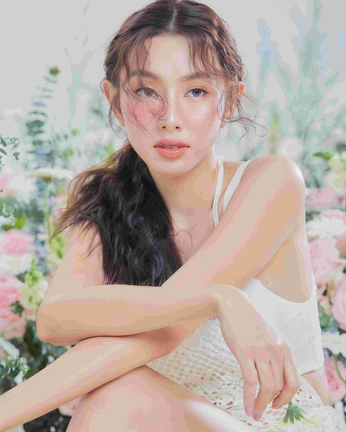 Hoa hậu Thùy Tiên với nhan sắc nàng thơ