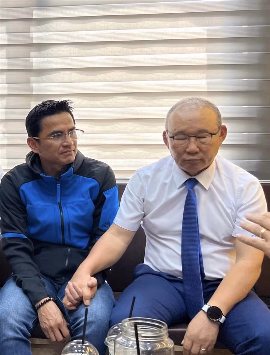 Huấn luyện viên Kiatisak và ông Park Hang-seo có mối quan hệ thân thiết. Ảnh: Facebook nhân vật