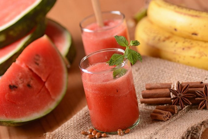 Dưa hấu và chuối là hai trong số các &quot;siêu thực phẩm&quot; giúp giảm cảm giác mệt mỏi sau tiệc rượu. Ảnh minh họa từ Internet