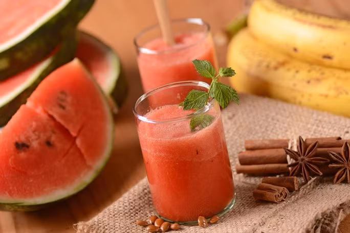 Dưa hấu và chuối là hai trong số các "siêu thực phẩm" giúp giảm cảm giác mệt mỏi sau tiệc rượu. Ảnh minh họa từ Internet