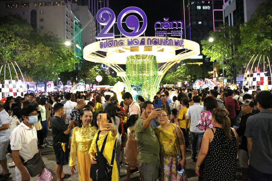 Đông nghịt khách đến tham quan, thưởng lãm tại Đường hoa Nguyễn Huệ 2023. Ảnh: Anh Tú Đông nghịt khách đến tham quan, thưởng lãm tại Đường hoa Nguyễn Huệ 2023. Ảnh: Anh Tú