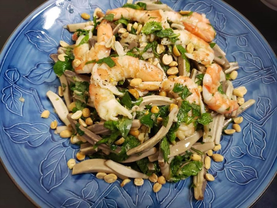 Gỏi tôm tươi ngó sen. Ảnh: Phương Anh Gỏi tôm tươi ngó sen. Ảnh: Phương Anh