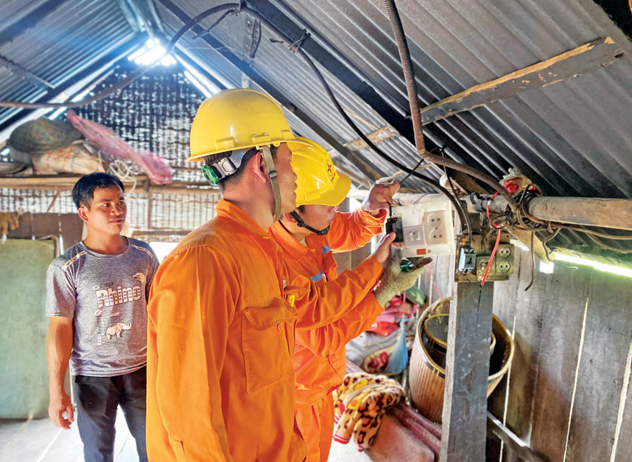 PC Gia Lai hỗ trợ sửa chữa đường điện, thay bóng đèn miễn phí cho các hộ người dân tộc thiểu số trên địa bàn tỉnh. Ảnh: Hà Duy PC Gia Lai hỗ trợ sửa chữa đường điện, thay bóng đèn miễn phí cho các hộ người dân tộc thiểu số trên địa bàn tỉnh. Ảnh: Hà Duy