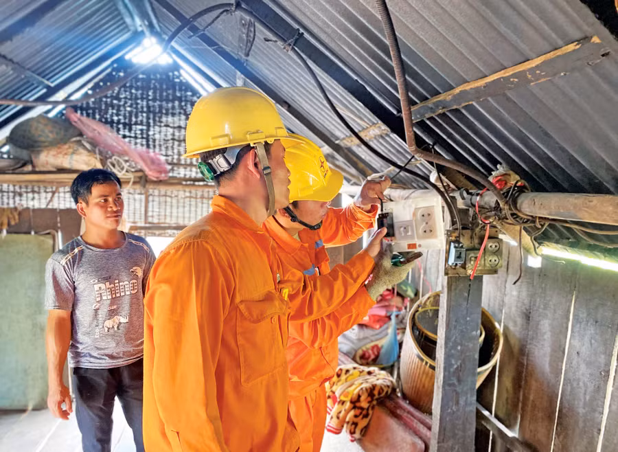 PC Gia Lai hỗ trợ sửa chữa đường điện, thay bóng đèn miễn phí cho các hộ người dân tộc thiểu số trên địa bàn tỉnh. Ảnh: Hà Duy PC Gia Lai hỗ trợ sửa chữa đường điện, thay bóng đèn miễn phí cho các hộ người dân tộc thiểu số trên địa bàn tỉnh. Ảnh: Hà Duy