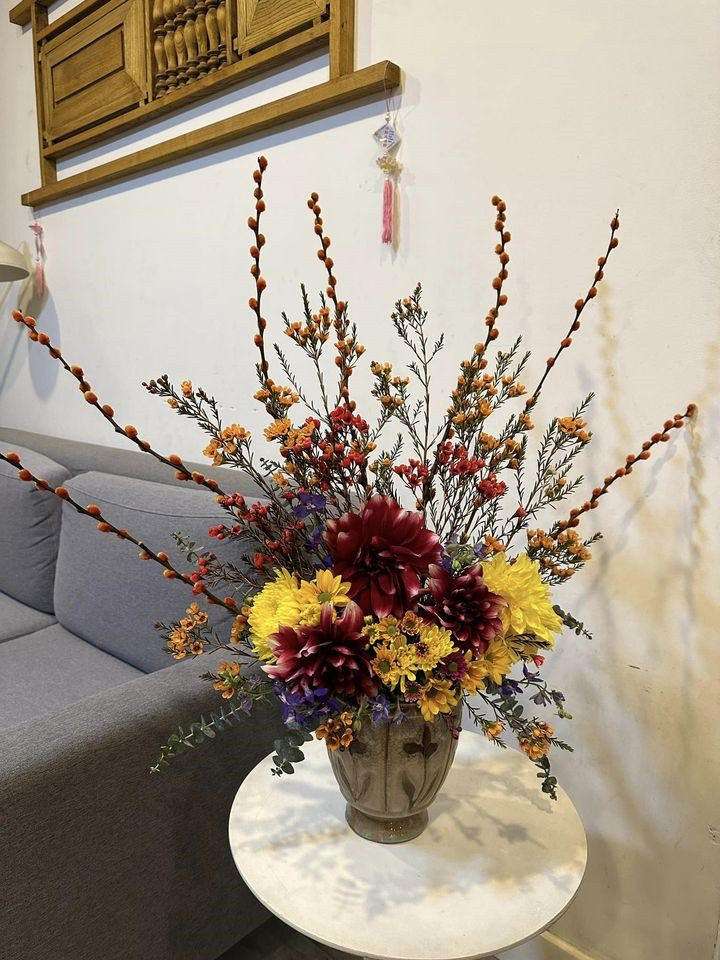 Hoa hậu Ngọc Hân tận hưởng một đêm cuối năm nhẹ nhàng bằng cách đi cà phê với bạn bè rồi về cắm một bình hoa, chờ đón giao thừa. Ảnh: Facebook nhân vật