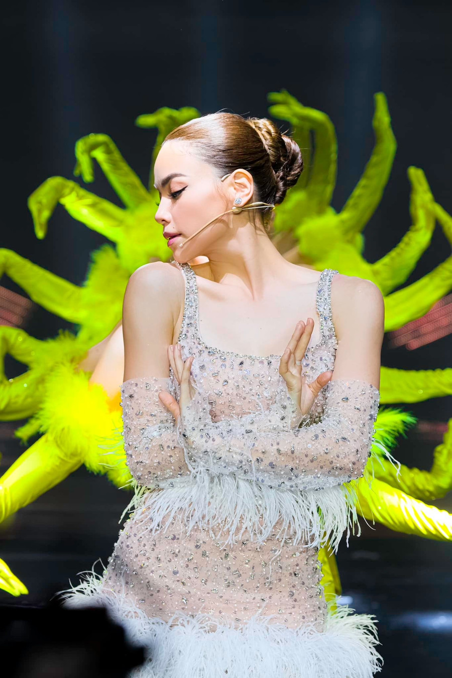 Hồ Ngọc Hà chia sẻ khoảnh khắc trên sân khấu trình diễn: “Xin được biết ơn cuộc đời, biết ơn đất trời, biết ơn những gì Hà đã có và đang có để cố gắng duy trì mọi điều luôn tốt đẹp. Xin cầu mong cho 2023 sẽ ấm áp, vun đầy và yêu thương đến với tất cả chúng ta“. Ảnh: Facebook nhân vật