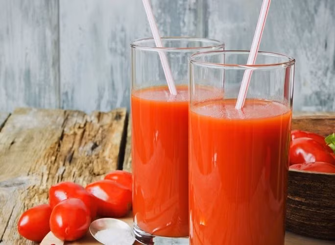 Uống nước ép cà chua giúp cải thiện huyết áp tâm thu và tâm trương cũng như mức cholesterol “xấu” ở những người có nguy cơ mắc bệnh tim mạch. Ảnh: Shutterstock