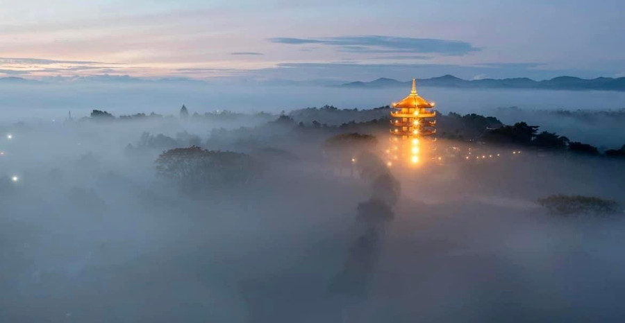 Vào sáng bình minh, Tu viện chìm trong mây lung linh, huyền ảo. Ảnh: TVBN Vào sáng bình minh, Tu viện chìm trong mây lung linh, huyền ảo. Ảnh: TVBN
