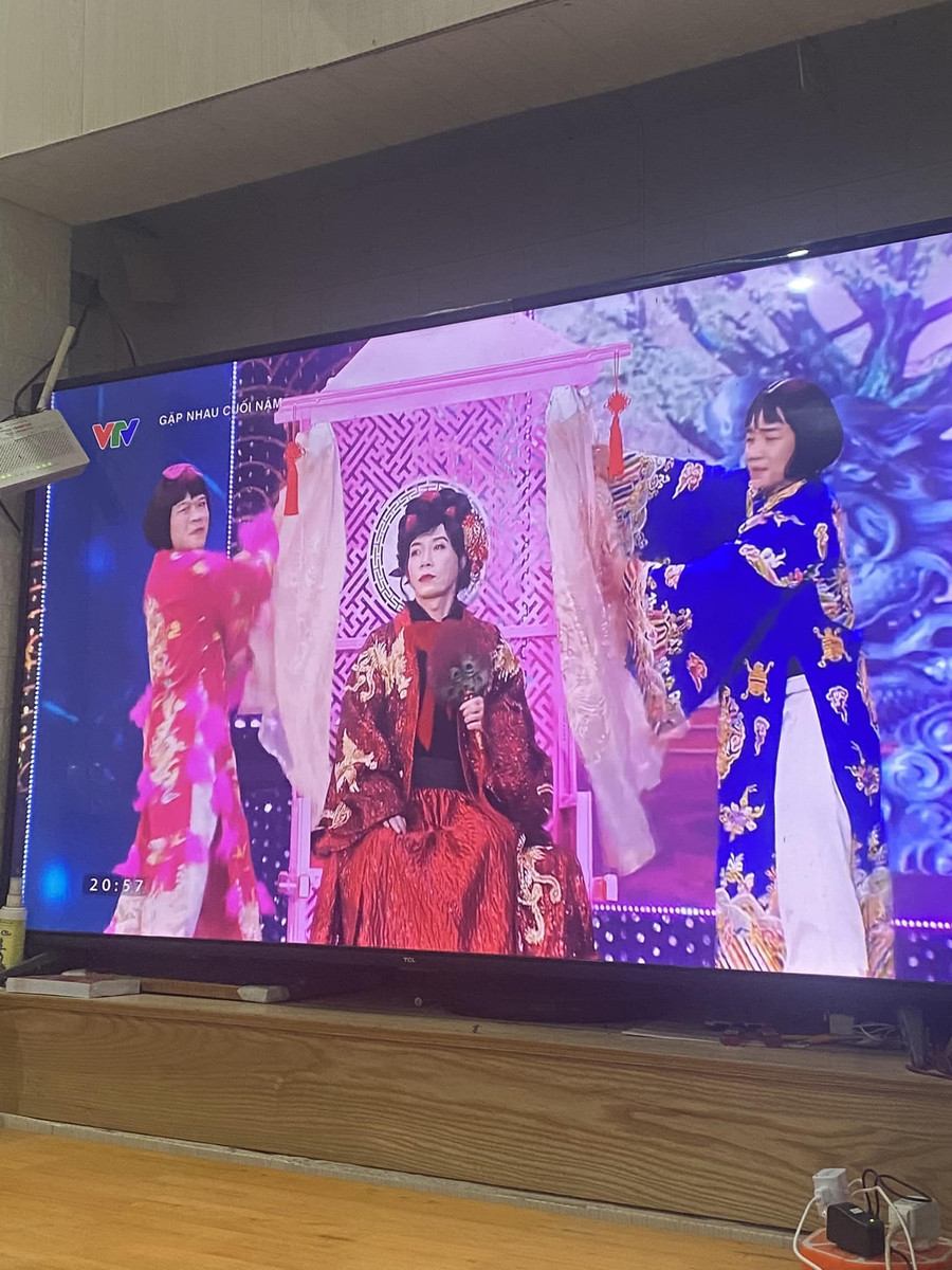 Công Lý khoe ảnh xem Táo Quân đêm giao thừa. Đây cũng là sân khấu Táo Quân trở lại của Công Lý sau một năm vắng bóng vì sức khỏe. Ảnh: Facebook nhân vật