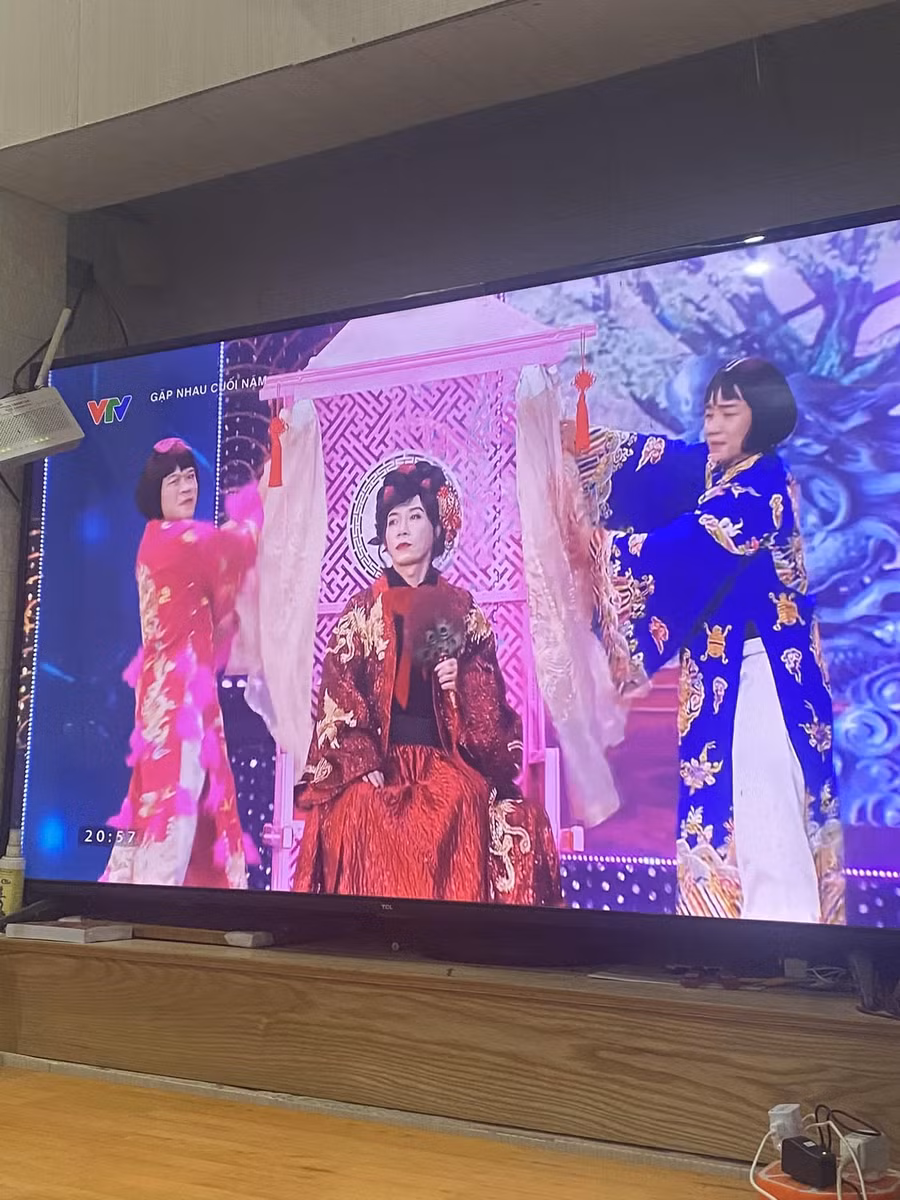 Công Lý khoe ảnh xem Táo Quân đêm giao thừa. Đây cũng là sân khấu Táo Quân trở lại của Công Lý sau một năm vắng bóng vì sức khỏe. Ảnh: Facebook nhân vật