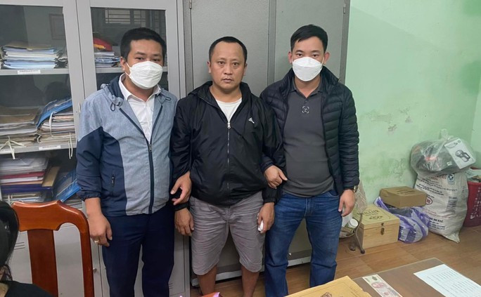 Đối tượng Ngô Minh Tú được vận động ra đầu thú. Ảnh: Công an Quảng Nam Đối tượng Ngô Minh Tú được vận động ra đầu thú. Ảnh: Công an Quảng Nam