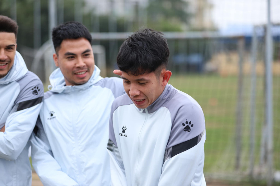 Hồng Duy bên cạnh đồng đội mới Phạm Đức Huy (giữa, vừa rời CLB Hà Nội sau mùa giải 2022). Ảnh: CLB Nam Định