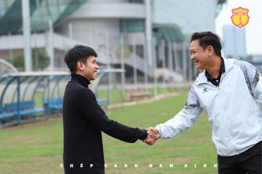 Nguyễn Phong Hồng Duy (trái) tại sân Thiên Trường Nguyễn Phong Hồng Duy (trái) tại sân Thiên Trường