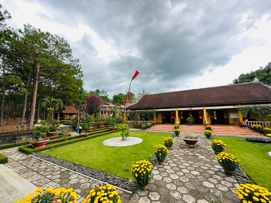 Trong khuôn viên chùa có nhiều bức tượng Phật được đặt một cách linh thiêng, trong đó phải kể đến bức tượng Quan Âm Bồ Tát cao 350cm nằm giữa hòn giả sơn, tay cầm nước Cam lộ phổ độ chúng sanh. Ảnh: Đình Sơn Trong khuôn viên chùa có nhiều bức tượng Phật được đặt một cách linh thiêng, trong đó phải kể đến bức tượng Quan Âm Bồ Tát cao 350cm nằm giữa hòn giả sơn, tay cầm nước Cam lộ phổ độ chúng sanh. Ảnh: Đình Sơn