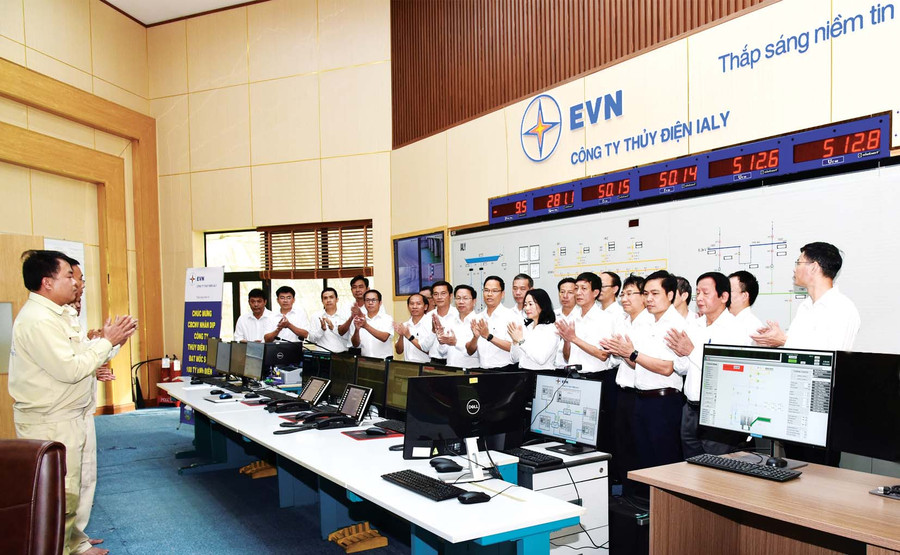 Lãnh đạo Công ty Thủy điện Ialy chúc mừng ca trực vận hành đạt 100 tỷ kWh. Ảnh: Đ.Y Lãnh đạo Công ty Thủy điện Ialy chúc mừng ca trực vận hành đạt 100 tỷ kWh. Ảnh: Đ.Y