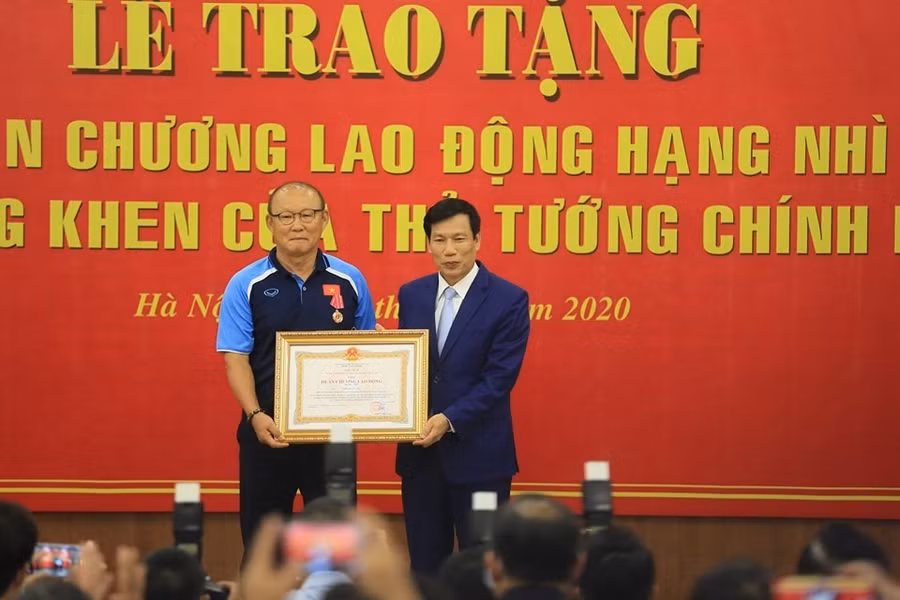 Huấn luyện viên Park Hang-seo được tặng Huân chương Lao động hạng Nhì. Ảnh: Hoài Thu Huấn luyện viên Park Hang-seo được tặng Huân chương Lao động hạng Nhì. Ảnh: Hoài Thu