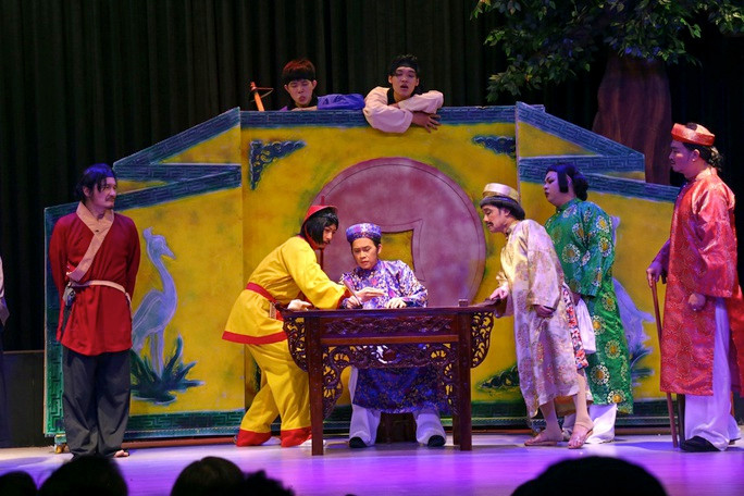 Một cảnh trong vở hài kịch dân gian &quot;Đụng vô là phỏng tay&quot; tại sân khấu Trương Hùng Minh