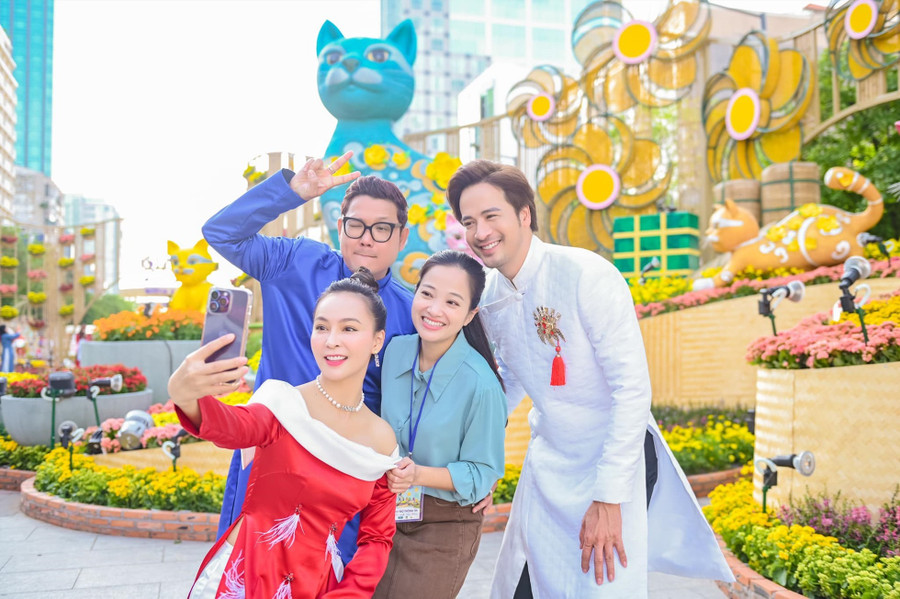 Dàn sao Việt check in tại đường hoa Nguyễn Huệ ngày đầu khai mạc. Ảnh: NVCC Dàn sao Việt check in tại đường hoa Nguyễn Huệ ngày đầu khai mạc. Ảnh: NVCC