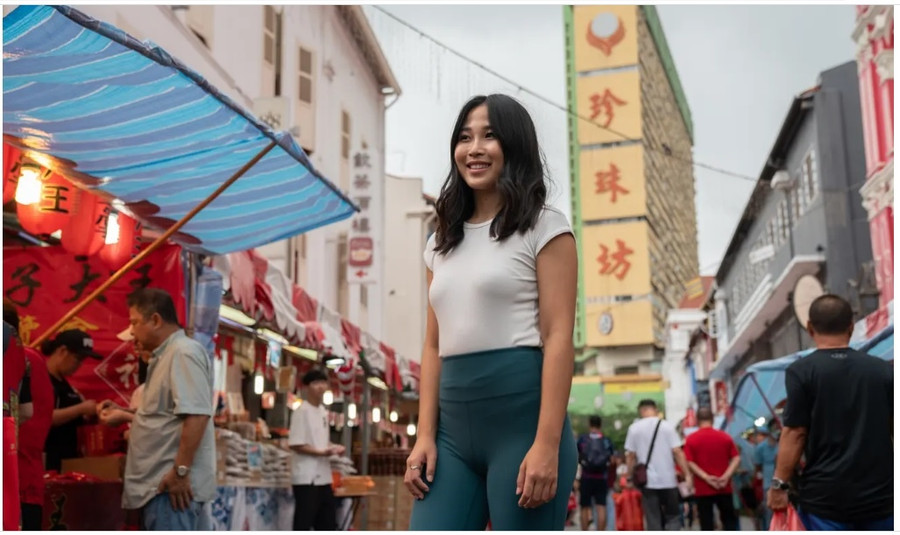 Cô Chua Yiying Charmaine tạo dáng trên phố Sago ở Singapore. Ảnh: Chụp màn hình The Guardian