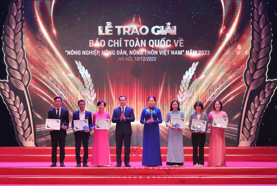 Chủ tịch Liên đoàn Lao động Việt Nam Nguyễn Đình Khang và Chủ tịch Hội Liên hiệp phụ nữ Việt Nam Hà Thị Nga trao giải Nhì cho các nhóm tác giả năm 2023. (Ảnh: Hoàng Hiếu/TTXVN) Chủ tịch Liên đoàn Lao động Việt Nam Nguyễn Đình Khang và Chủ tịch Hội Liên hiệp phụ nữ Việt Nam Hà Thị Nga trao giải Nhì cho các nhóm tác giả năm 2023. (Ảnh: Hoàng Hiếu/TTXVN)
