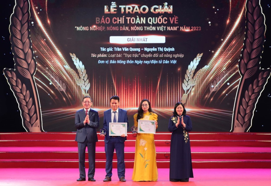 Nhóm tác giả đoạt giải Nhất tại Lễ trao Giải báo chí toàn quốc về nông nghiệp, nông dân, nông thôn Việt Nam năm 2023. (Ảnh: Hoàng Hiếu/ TTXVN) Nhóm tác giả đoạt giải Nhất tại Lễ trao Giải báo chí toàn quốc về nông nghiệp, nông dân, nông thôn Việt Nam năm 2023. (Ảnh: Hoàng Hiếu/ TTXVN)