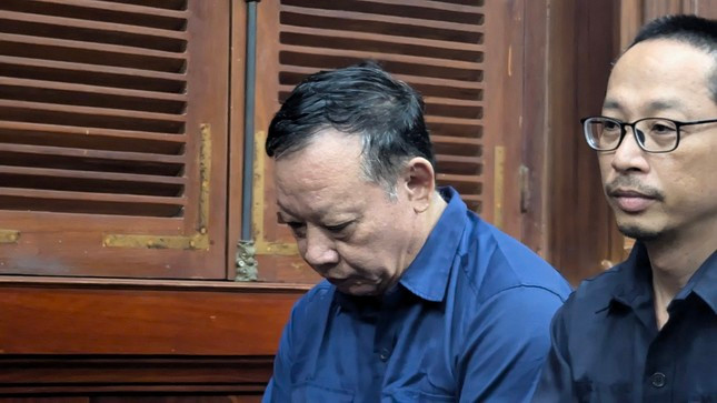 Cựu Giám đốc Trung tâm CNSH TPHCM - bị cáo Dương Hoa Xô vừa bị đề nghị phạt từ 15-16 năm tù. Cựu Giám đốc Trung tâm CNSH TPHCM - bị cáo Dương Hoa Xô vừa bị đề nghị phạt từ 15-16 năm tù.