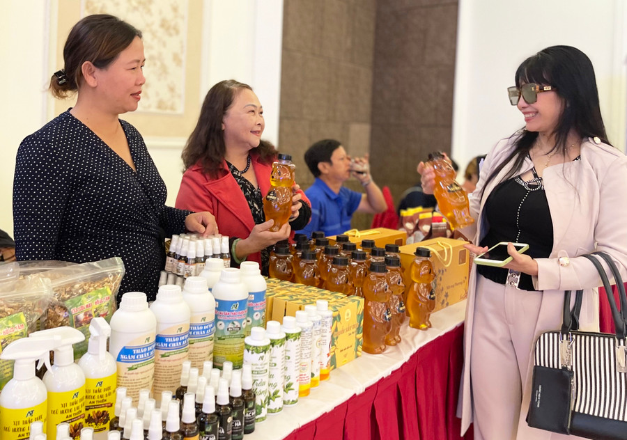 Qua các chương trình xúc tiến thương mại sẽ góp phần tăng cường liên kết sản xuất, kết nối tiêu thụ sản phẩm CNNT của tỉnh với các thị trường trong và ngoài nước. Ảnh: V.T Qua các chương trình xúc tiến thương mại sẽ góp phần tăng cường liên kết sản xuất, kết nối tiêu thụ sản phẩm CNNT của tỉnh với các thị trường trong và ngoài nước. Ảnh: V.T