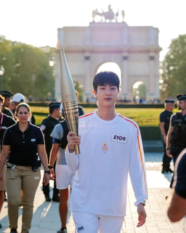 Jin hoàn thành màn rước đuốc kéo dài khoảng 10 phút tại Olympic Paris 2024 Jin hoàn thành màn rước đuốc kéo dài khoảng 10 phút tại Olympic Paris 2024