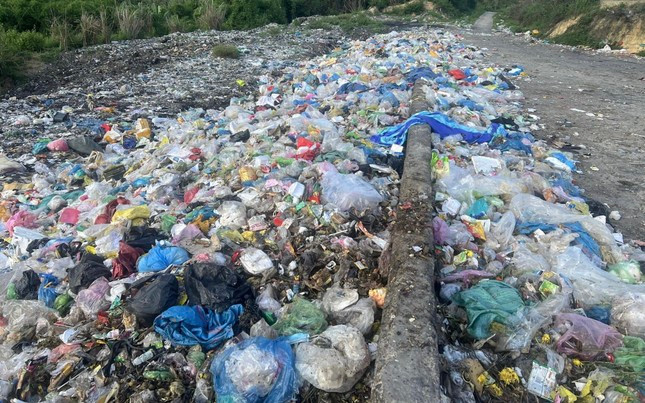 Rác thải tràn xuống sườn núi Rác thải tràn xuống sườn núi