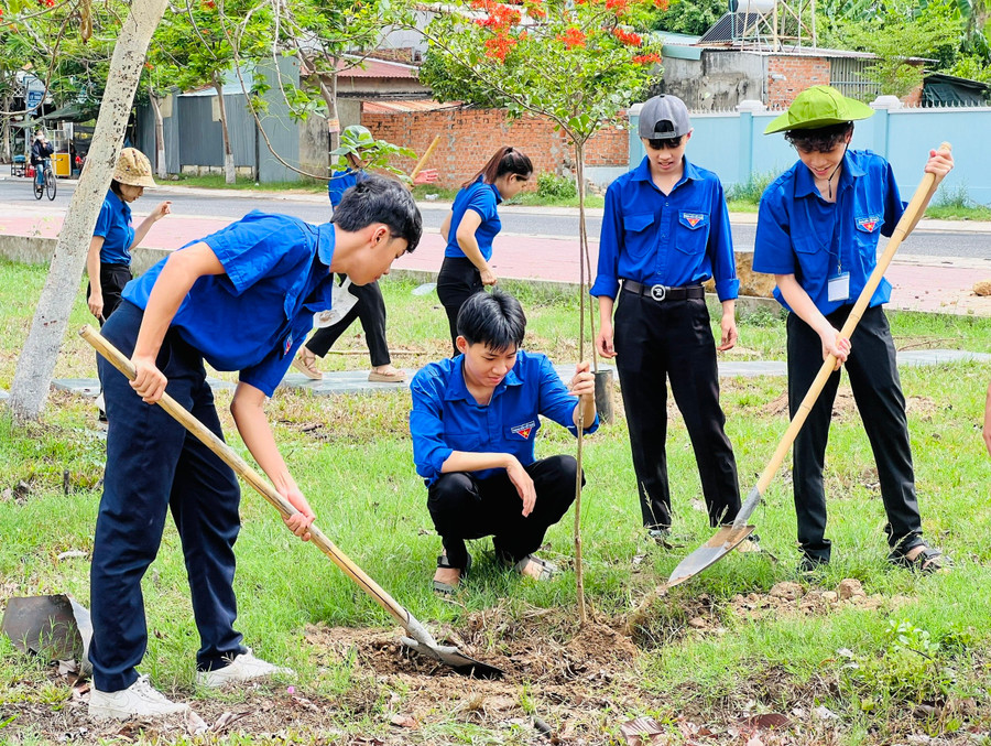 Đoàn viên, thanh niên Trường THPT Lê Thánh Tông (thị xã Ayun Pa) trồng cây xanh tại Quảng trường thị xã. Ảnh: P.L Đoàn viên, thanh niên Trường THPT Lê Thánh Tông (thị xã Ayun Pa) trồng cây xanh tại Quảng trường thị xã. Ảnh: P.L