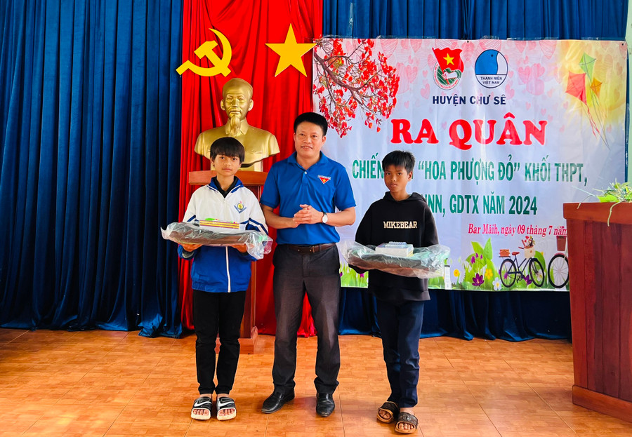 Đoàn trường THPT Nguyễn Bỉnh Khiêm tặng đồ dùng học tập cho thiếu nhi có hoàn cảnh khó khăn tại xã Bar Măih (huyện Chư Sê). Ảnh: P.L Đoàn trường THPT Nguyễn Bỉnh Khiêm tặng đồ dùng học tập cho thiếu nhi có hoàn cảnh khó khăn tại xã Bar Măih (huyện Chư Sê). Ảnh: P.L