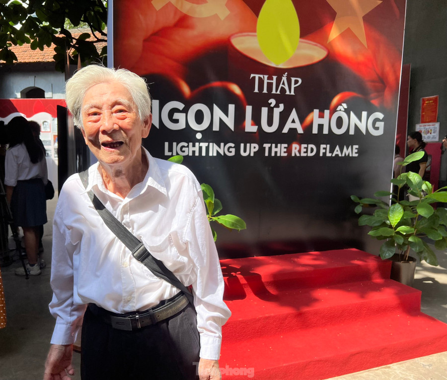 Cựu chiến binh Bùi Thêm năm nay ngoài 90 tuổi vẫn cố gắng tham quan trưng bày, nhớ lại kỷ niệm thời chiến đấu. Ông tham gia cách mạng từ năm 1945.