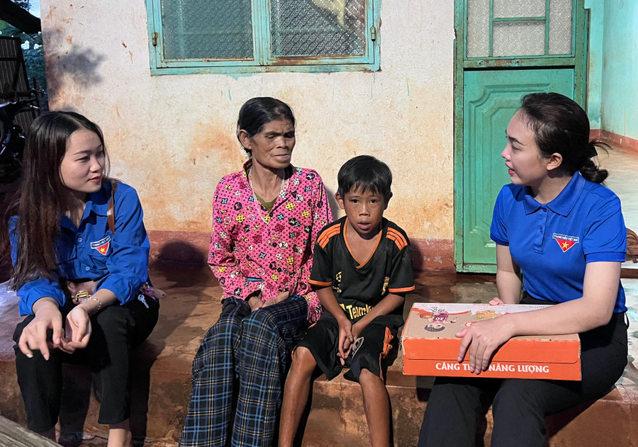 Chị Rmah H&apos;Dịu (bìa phải)-Bí thư Đoàn xã Ia Kriêng (huyện Đức Cơ) lồng ghép tuyên truyền qua các hoạt động tặng quà cho người dân. Ảnh: M.N