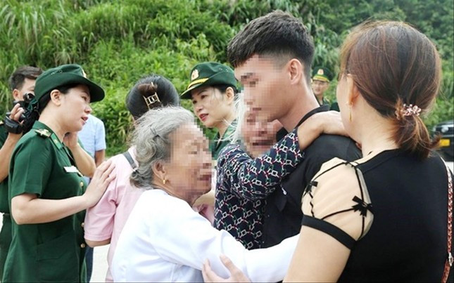 Gia đình nạn nhân xúc động khi người thân được giải cứu. Ảnh: TT Gia đình nạn nhân xúc động khi người thân được giải cứu. Ảnh: TT