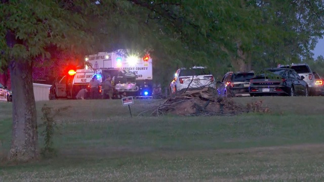 Xe cảnh sát, mật vụ tại tòa nhà hiện trường. Ảnh: CNN Xe cảnh sát, mật vụ tại tòa nhà hiện trường. Ảnh: CNN