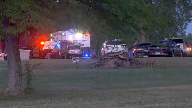 Xe cảnh sát, mật vụ tại tòa nhà hiện trường. Ảnh: CNN