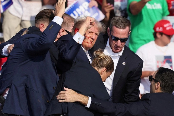 Ông Donald Trump được các mật vụ Mỹ áp sát bảo vệ sau khi bị ám sát hụt. Ảnh: REUTERS